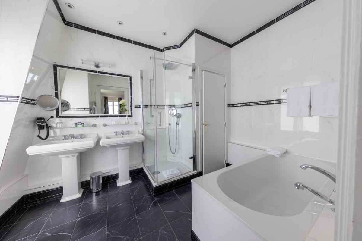 Pavillon Henri IV Hotel Restaurant Gastronomique Terrasse