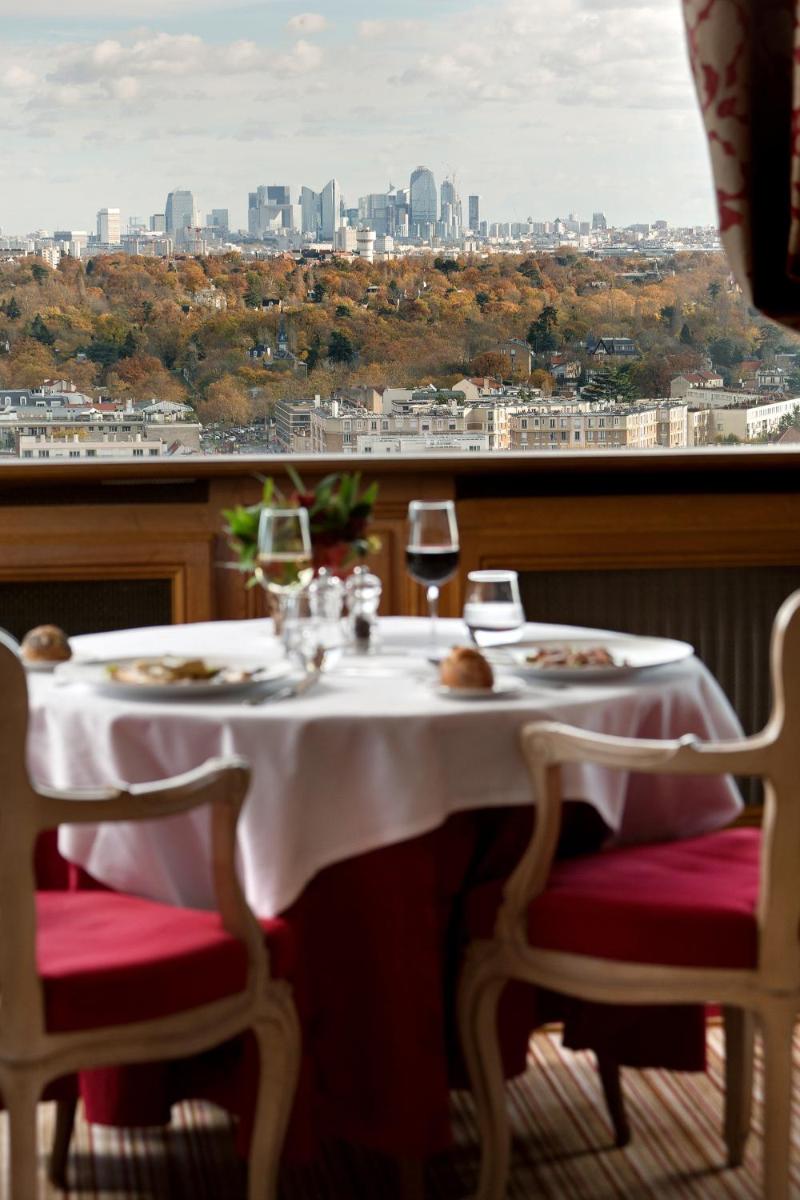 Pavillon Henri IV Hotel Restaurant Gastronomique Terrasse