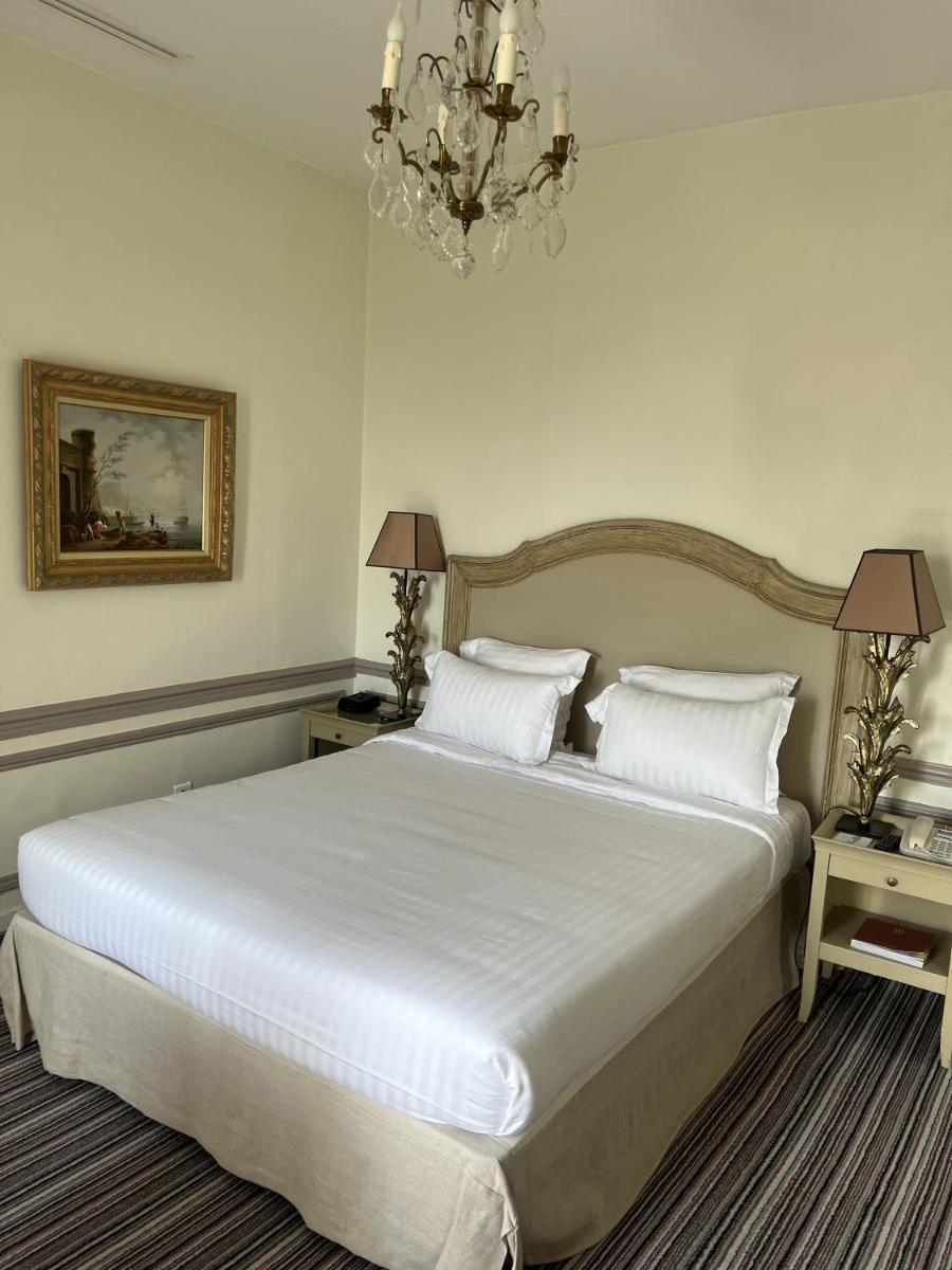 Pavillon Henri IV Hotel Restaurant Gastronomique Terrasse