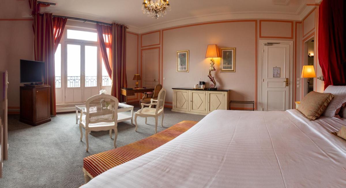 Pavillon Henri IV Hotel Restaurant Gastronomique Terrasse