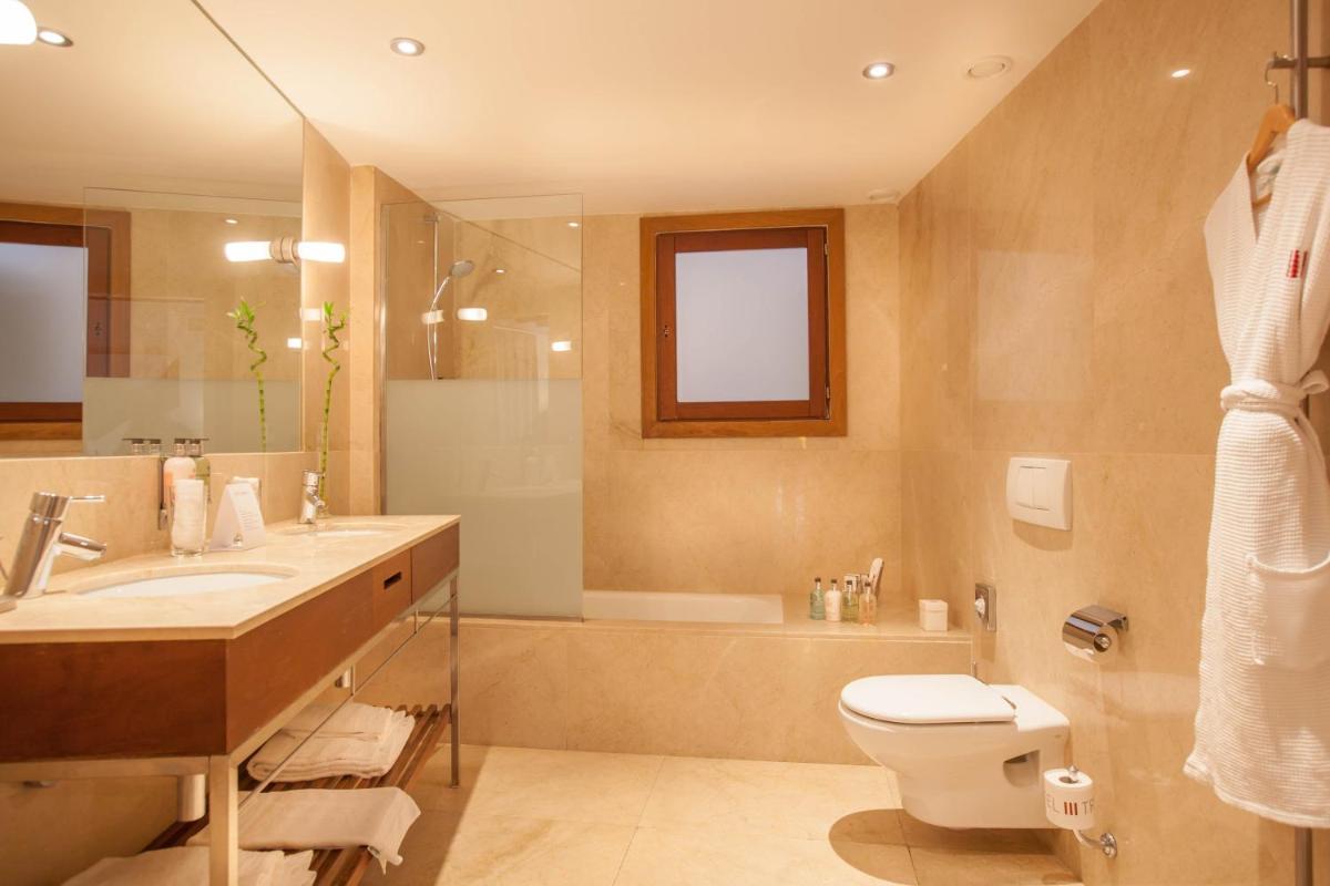 Petit Palace Hotel Tres