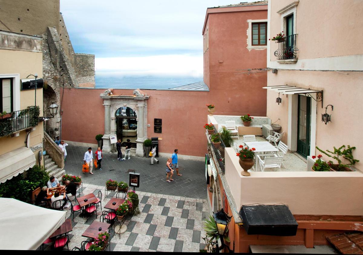 Porta Di Mezzo Luxury Suites & Rooms