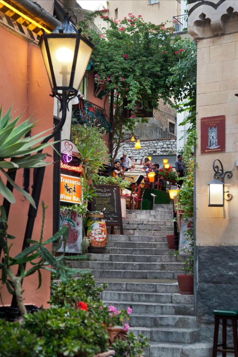 Porta Di Mezzo Luxury Suites & Rooms