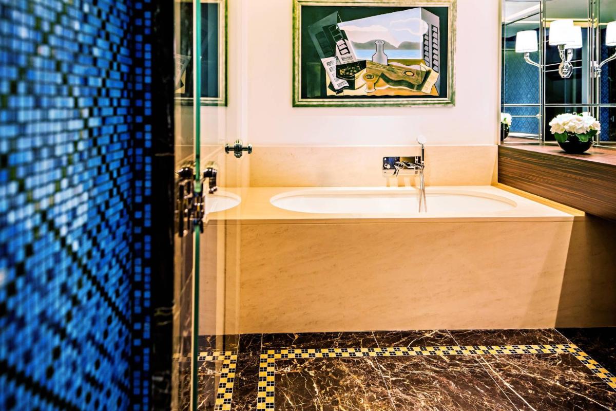 Prince de Galles, a Luxury Collection hotel, Paris