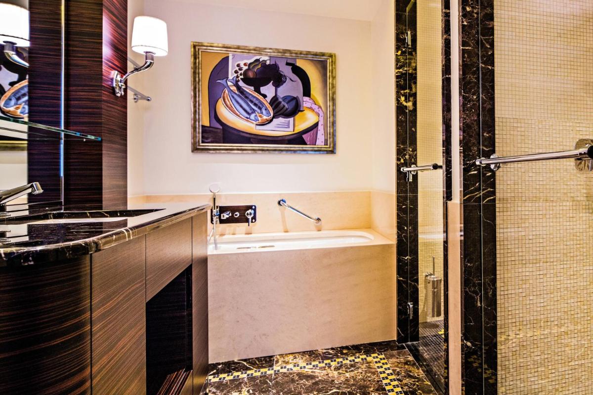 Prince de Galles, a Luxury Collection hotel, Paris