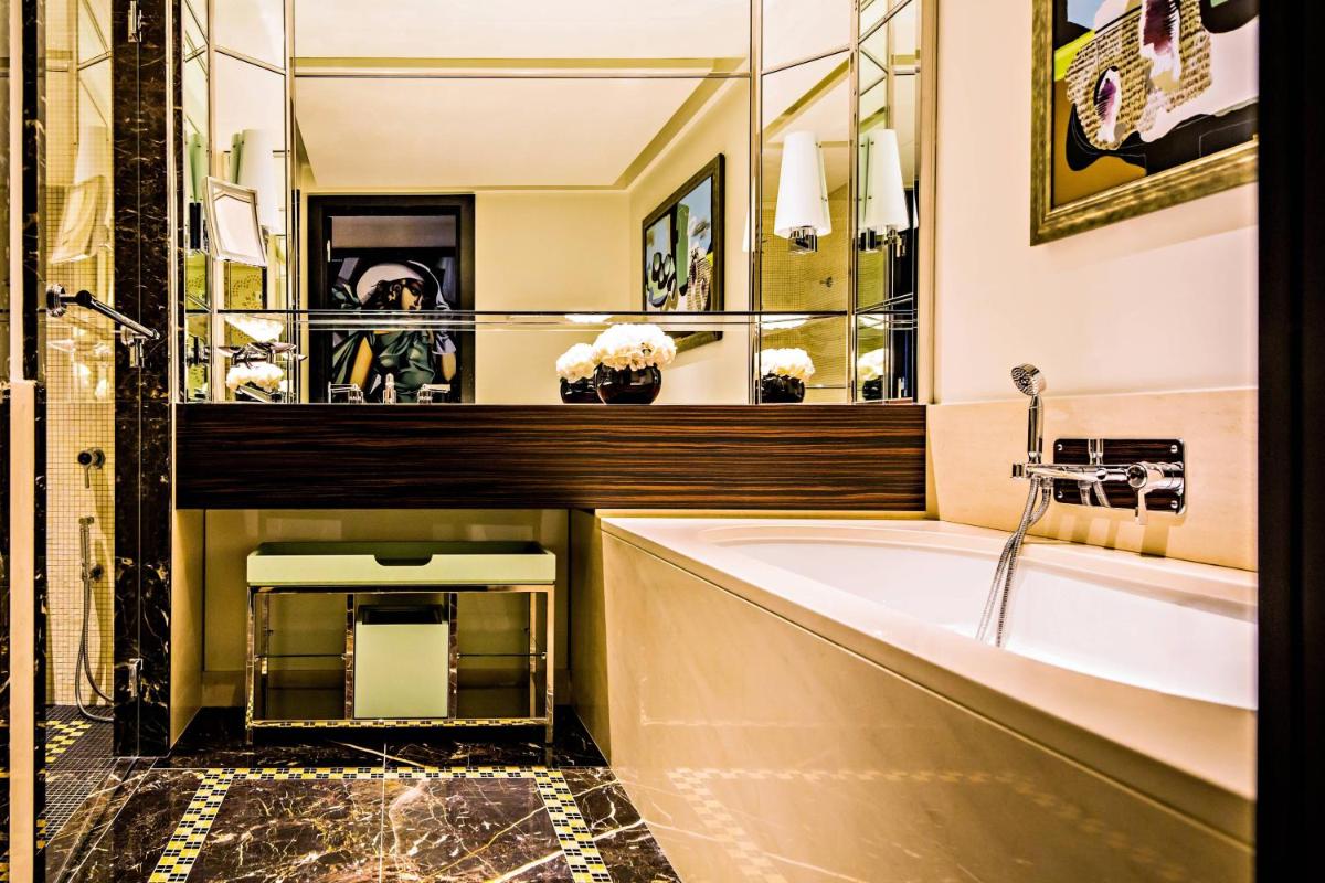 Prince de Galles, a Luxury Collection hotel, Paris