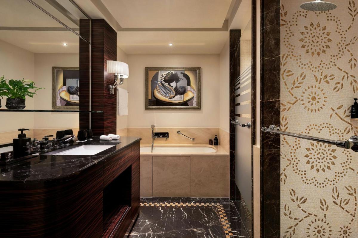 Prince de Galles, a Luxury Collection hotel, Paris
