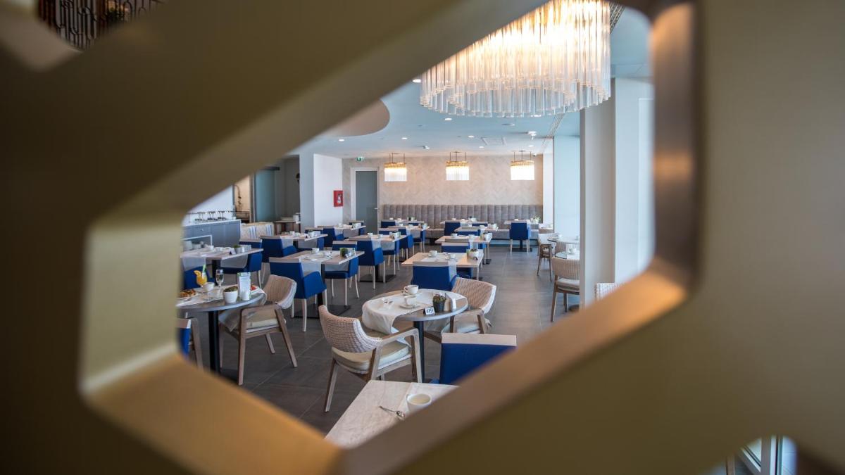Royal Blue Hotel