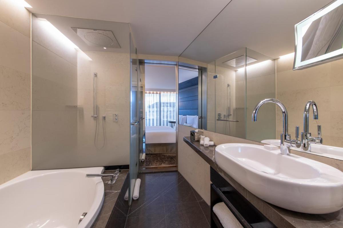 Royal Savoy Hotel & Spa
