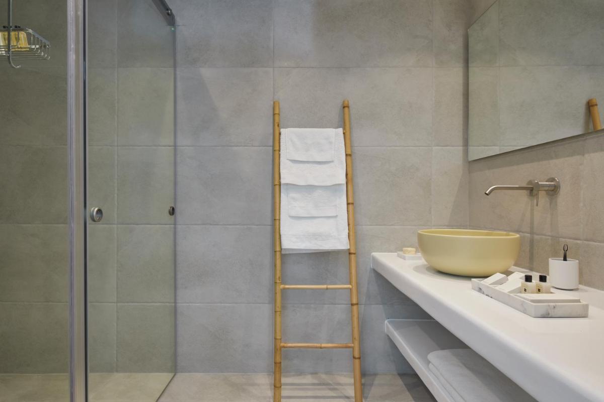 Santorini Hillside Suites & Villas