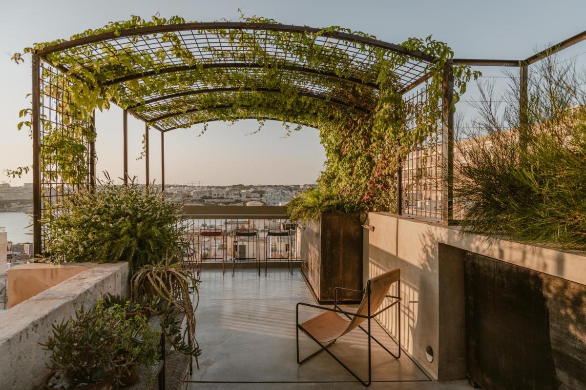 SCALA by Valletta Vintage