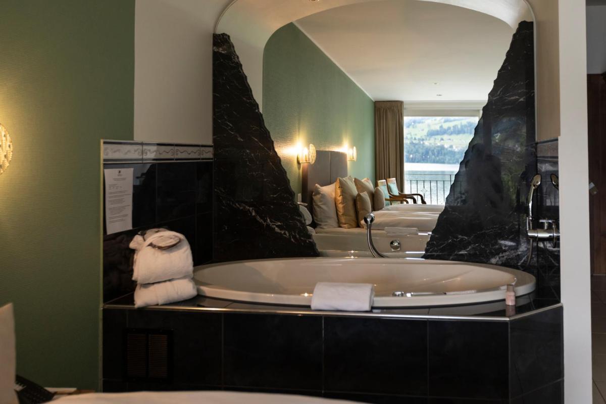 Swiss-Chalet Merlischachen - Romantik Schloss-Hotel am See