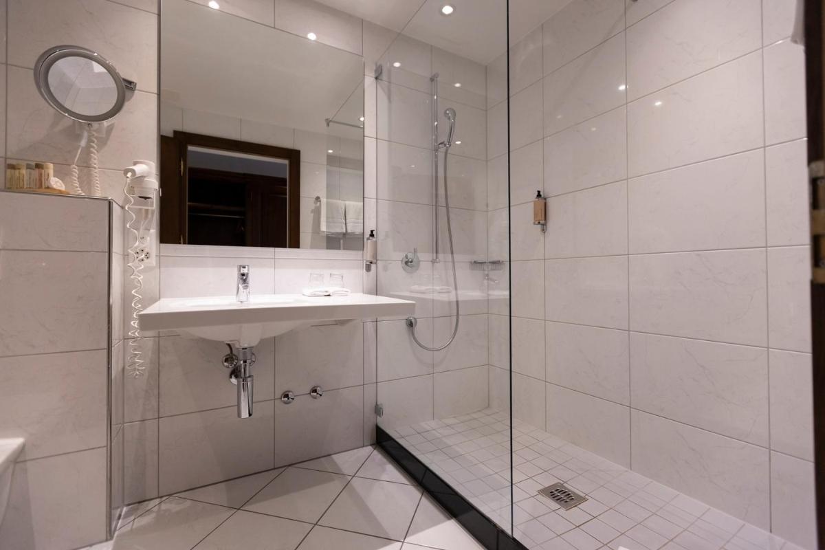 Swiss-Chalet Merlischachen - Romantik Schloss-Hotel am See