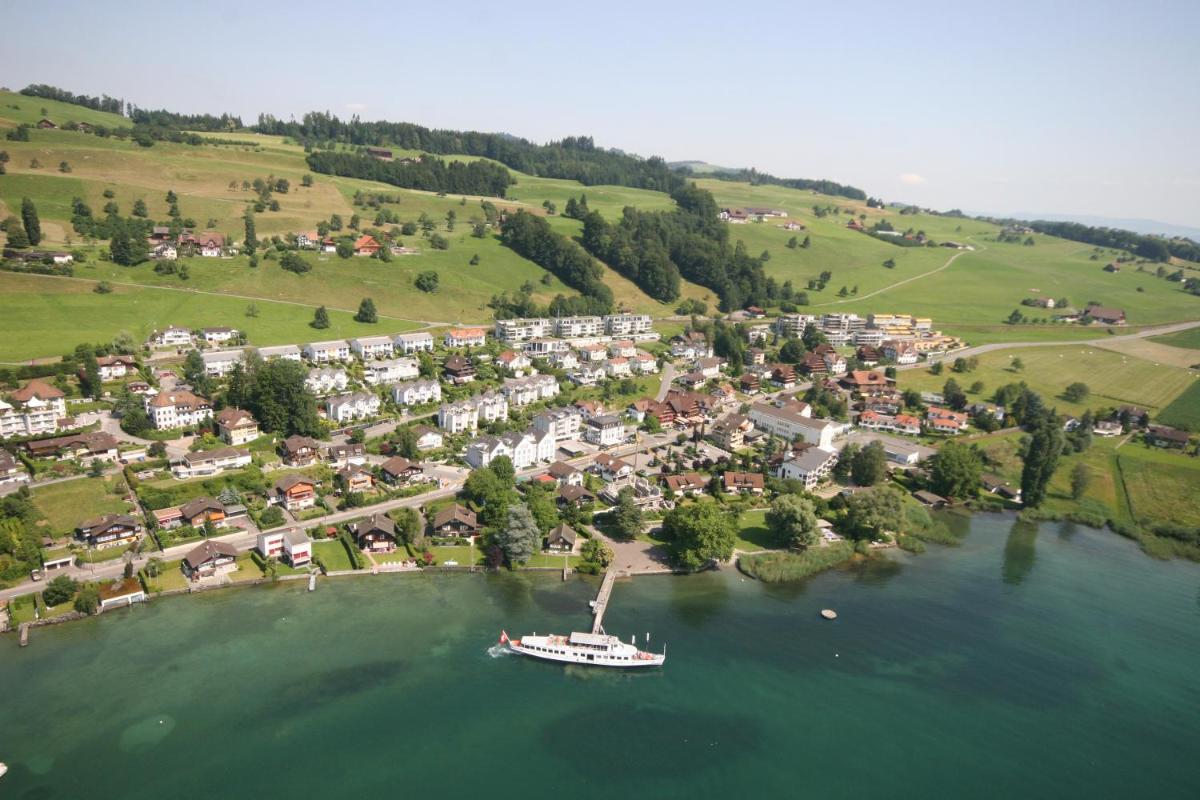 Swiss-Chalet Merlischachen - Romantik Schloss-Hotel am See