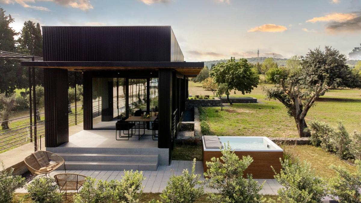 Scorzamara Country Lodges - Retreats with Private Pool or Jacuzzi
