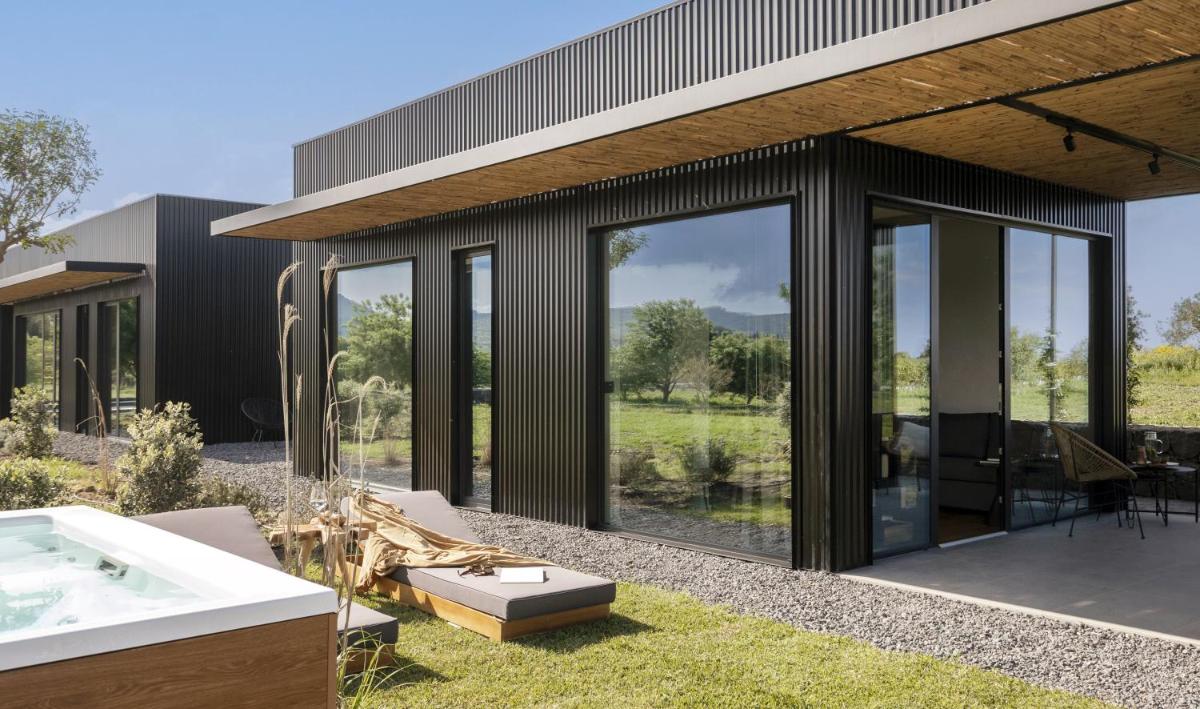 Scorzamara Country Lodges - Retreats with Private Pool or Jacuzzi