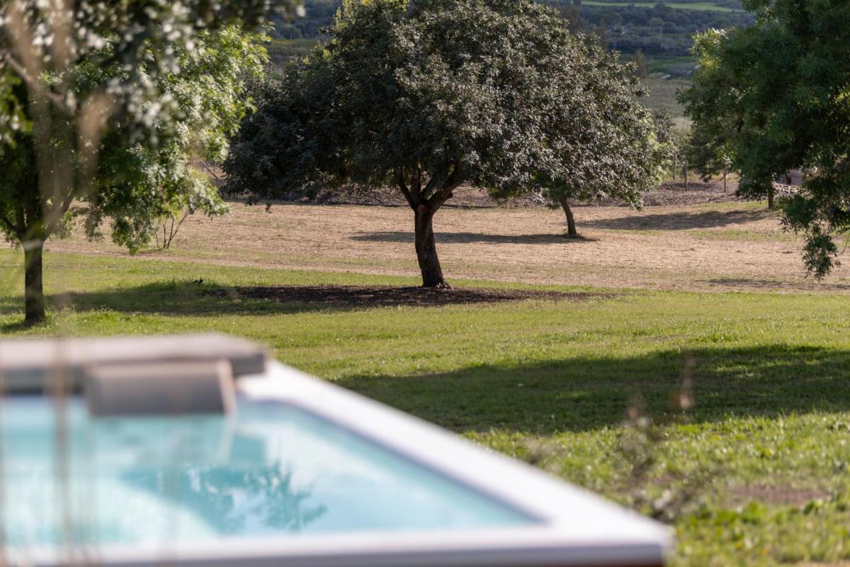 Scorzamara Country Lodges - Retreats with Private Pool or Jacuzzi