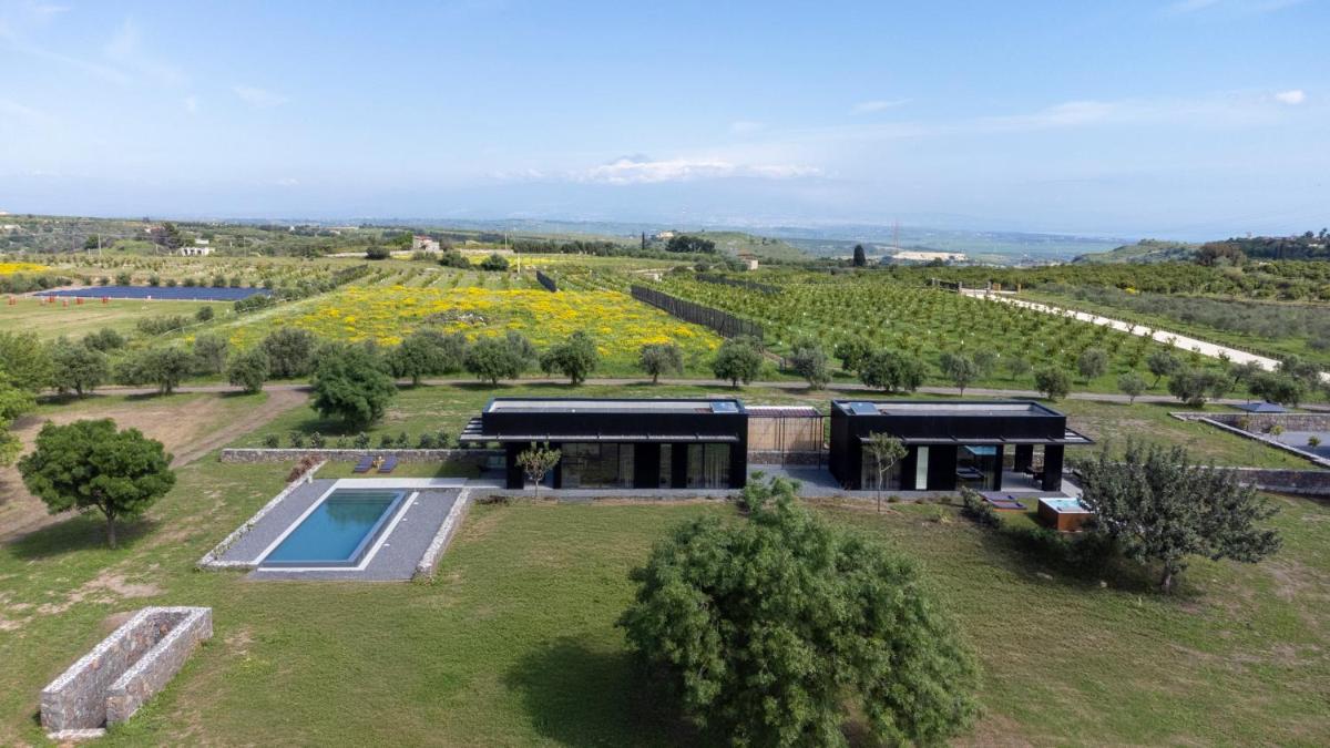 Scorzamara Country Lodges - Retreats with Private Pool or Jacuzzi