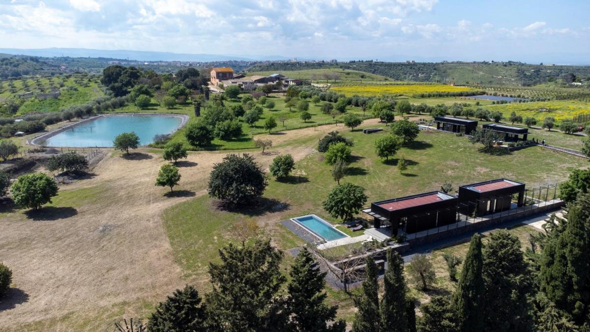 Scorzamara Country Lodges - Retreats with Private Pool or Jacuzzi