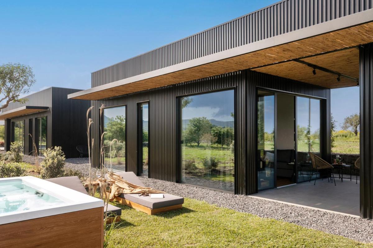 Scorzamara Country Lodges - Retreats with Private Pool or Jacuzzi