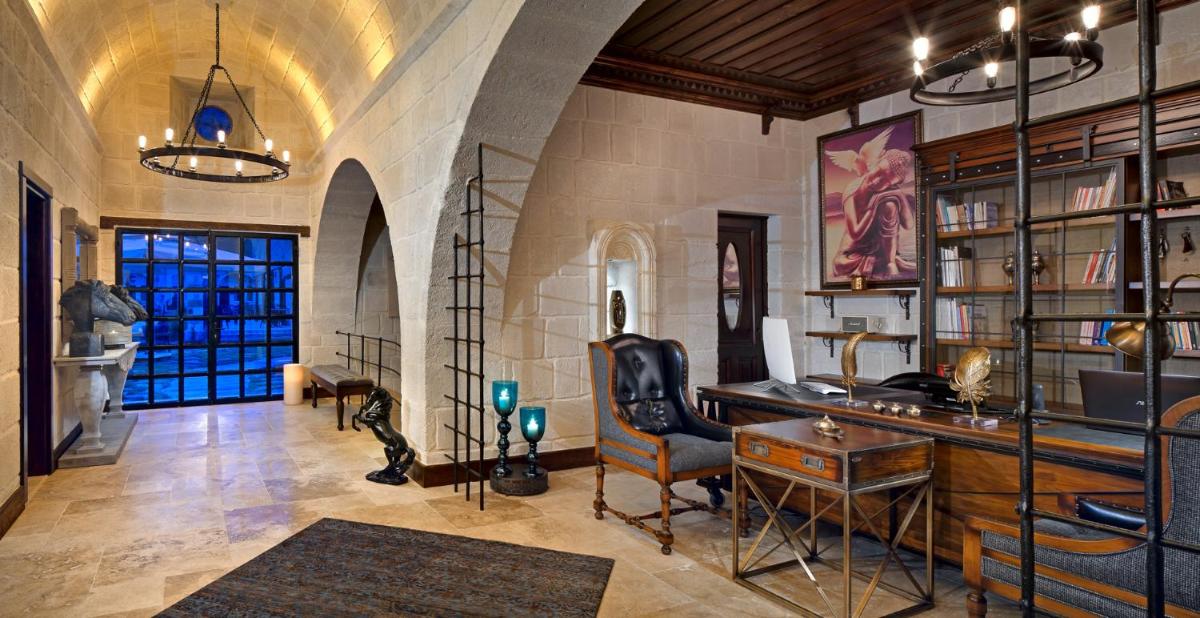 Seraphim Cave Suites & SPA