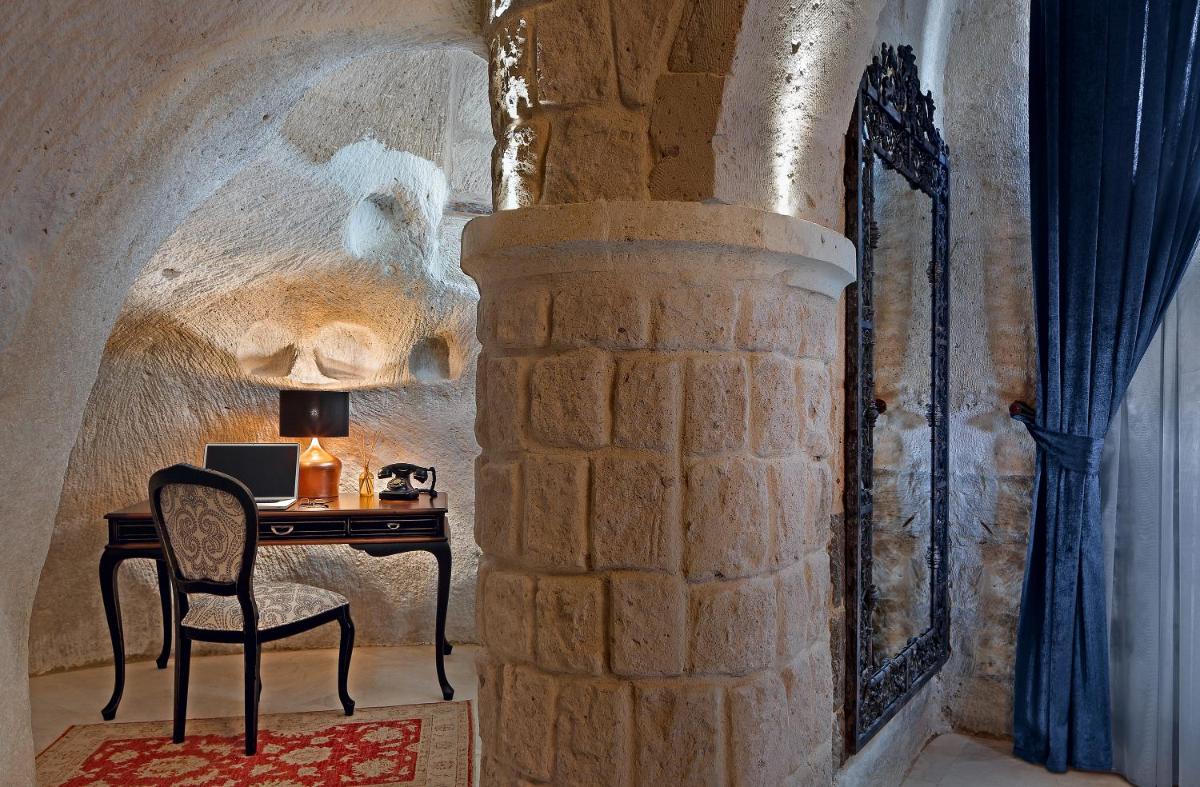 Seraphim Cave Suites & SPA