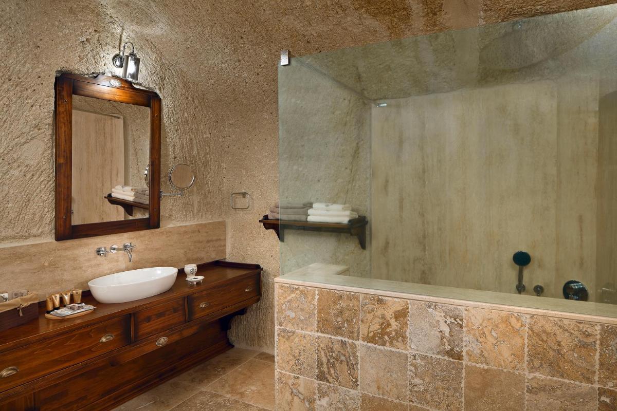 Seraphim Cave Suites & SPA