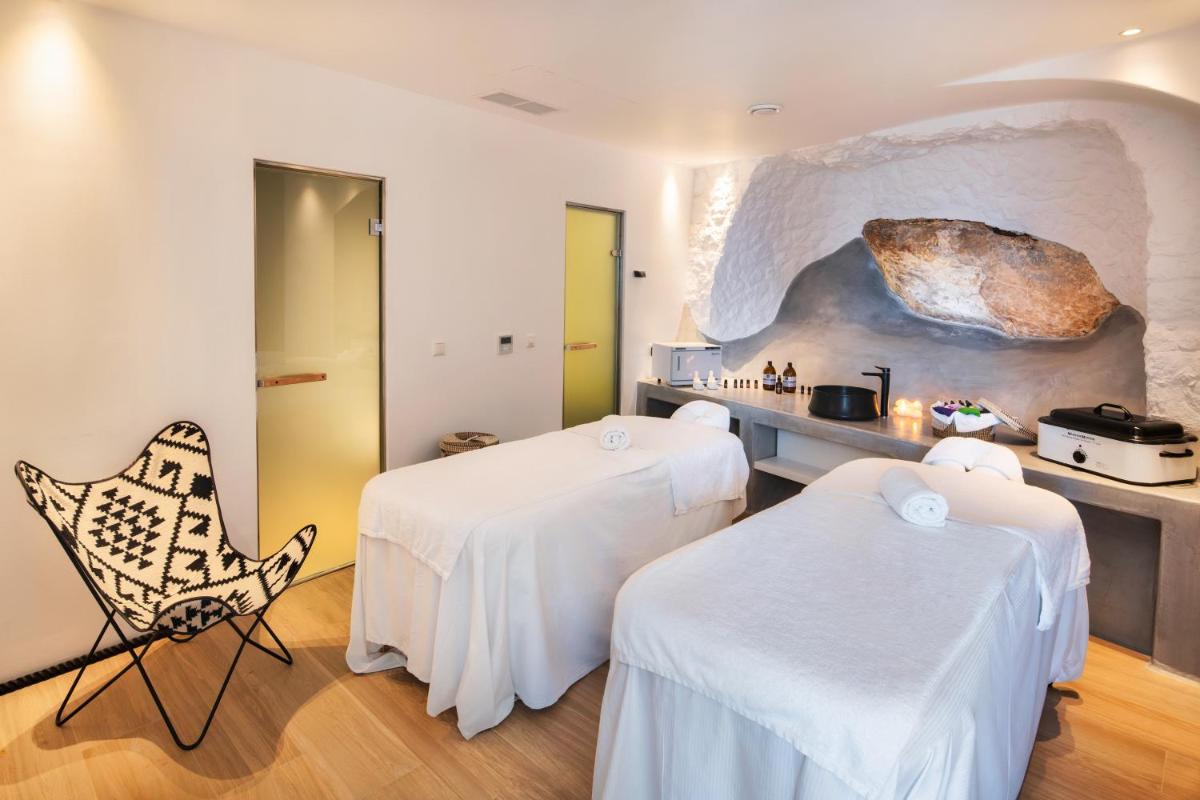 Skyfall Suites - Adults Only