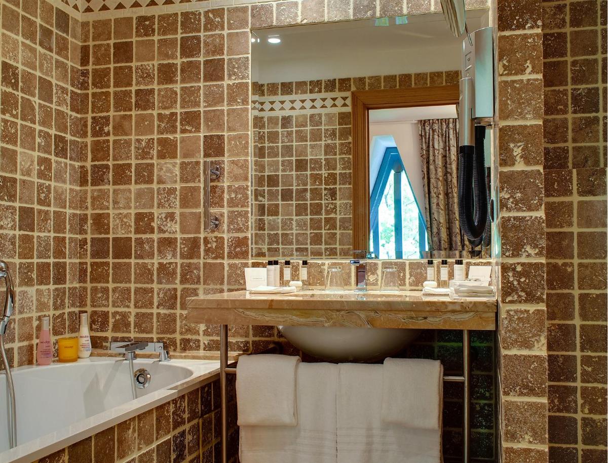 Hôtel de Bourgtheroulde, Autograph Collection