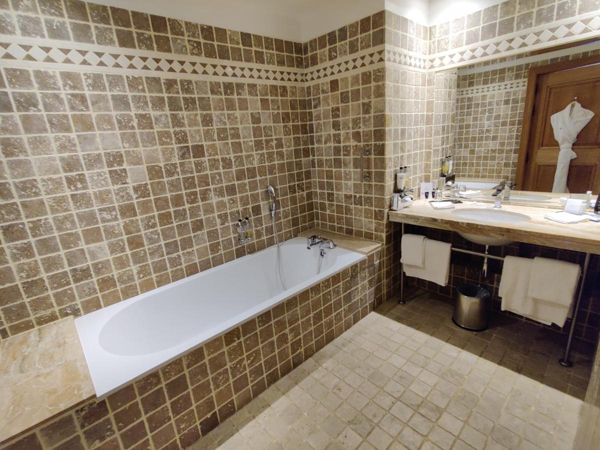 Hôtel de Bourgtheroulde, Autograph Collection