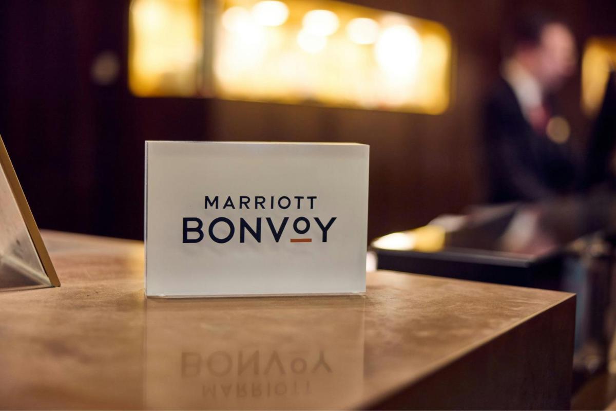 Hôtel de Bourgtheroulde, Autograph Collection