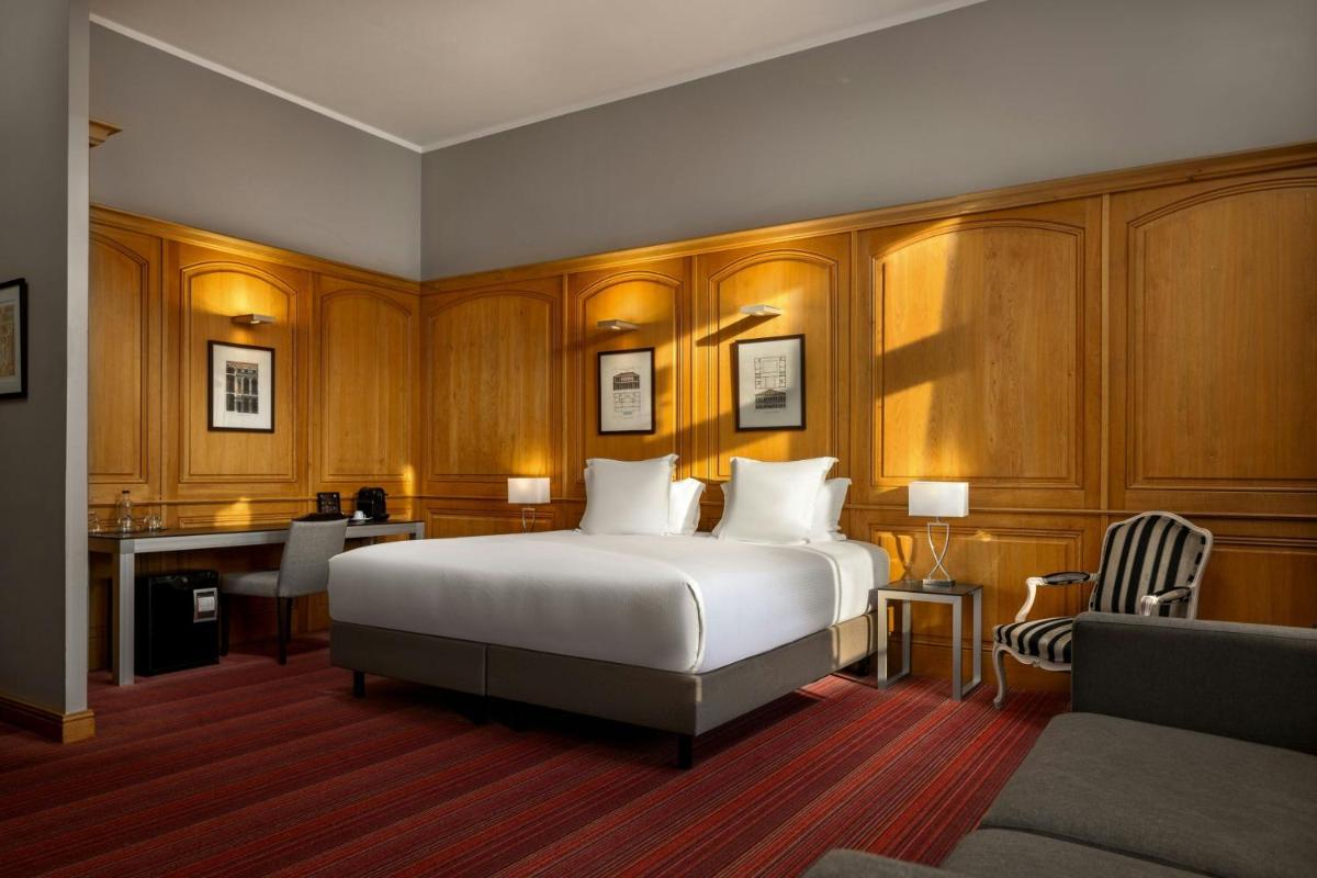 Hôtel de Bourgtheroulde, Autograph Collection