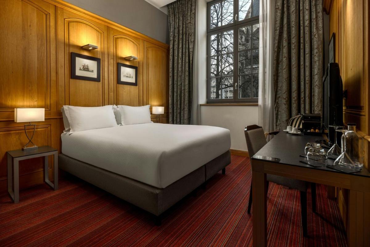 Hôtel de Bourgtheroulde, Autograph Collection