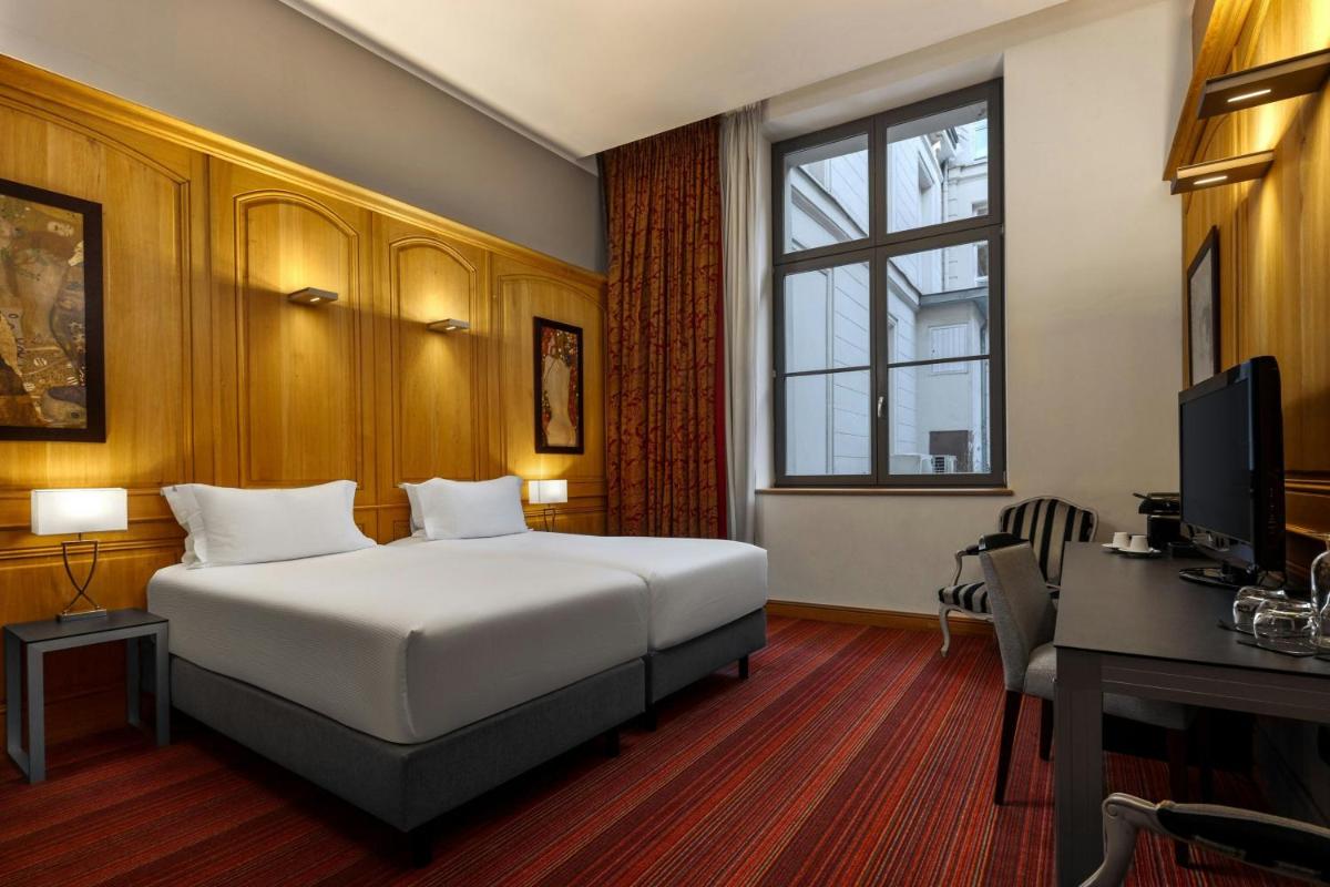 Hôtel de Bourgtheroulde, Autograph Collection