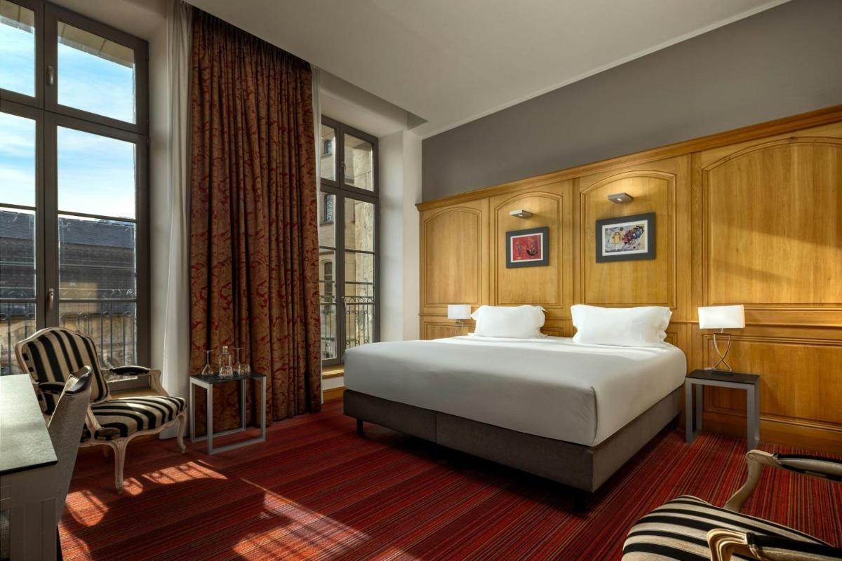 Hôtel de Bourgtheroulde, Autograph Collection