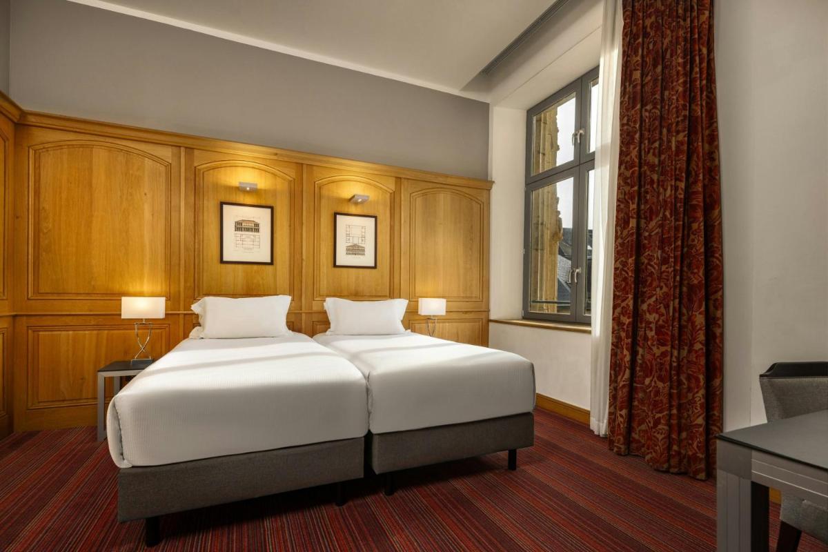 Hôtel de Bourgtheroulde, Autograph Collection