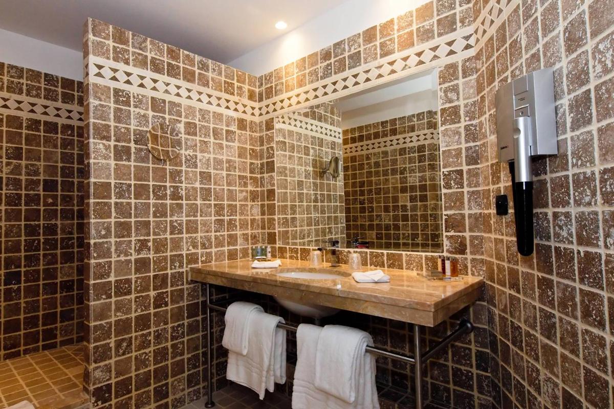 Hôtel de Bourgtheroulde, Autograph Collection