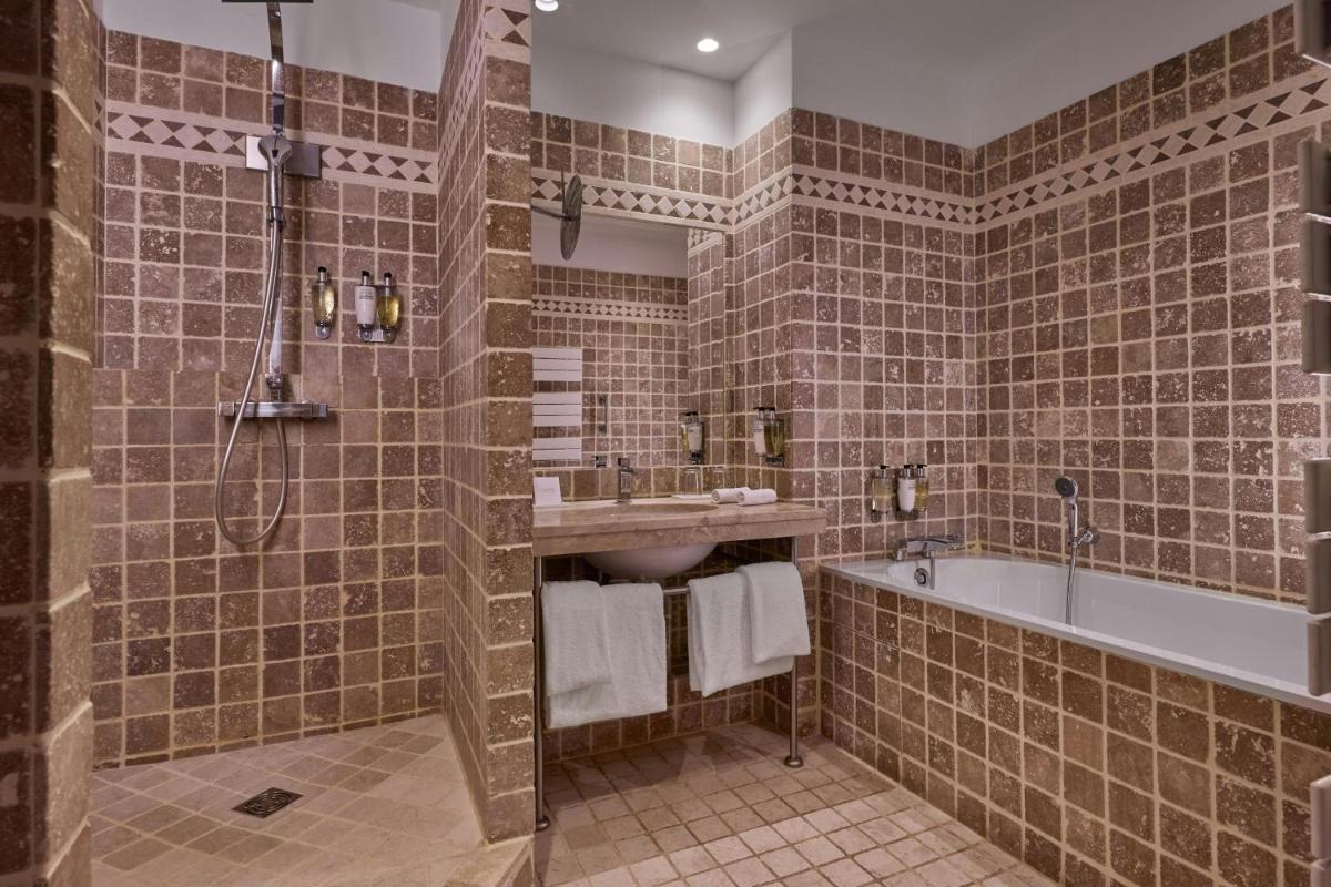 Hôtel de Bourgtheroulde, Autograph Collection