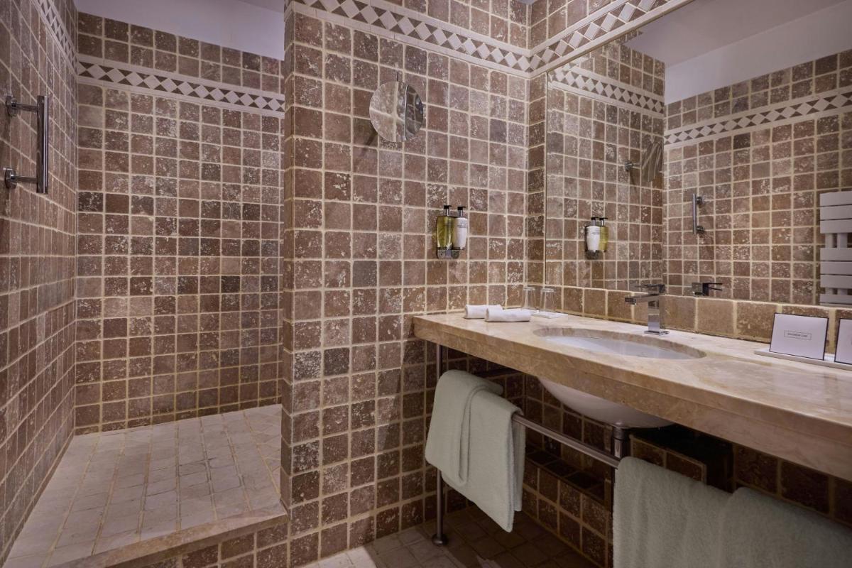 Hôtel de Bourgtheroulde, Autograph Collection