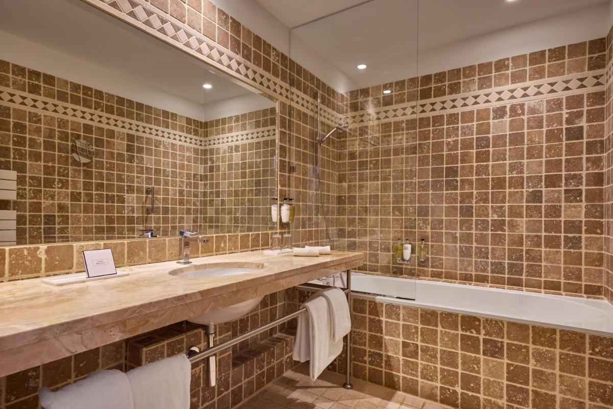 Hôtel de Bourgtheroulde, Autograph Collection