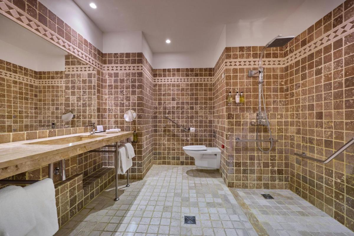 Hôtel de Bourgtheroulde, Autograph Collection