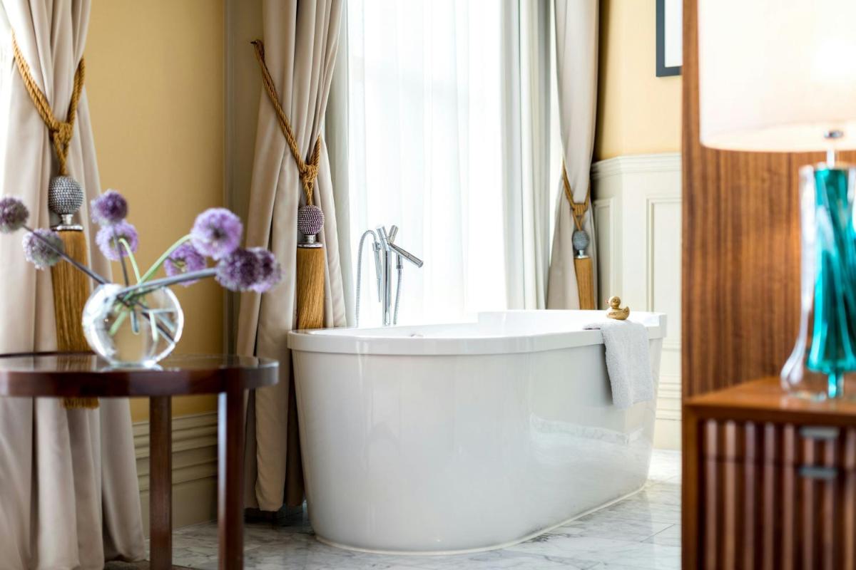 St Pancras London, Autograph Collection