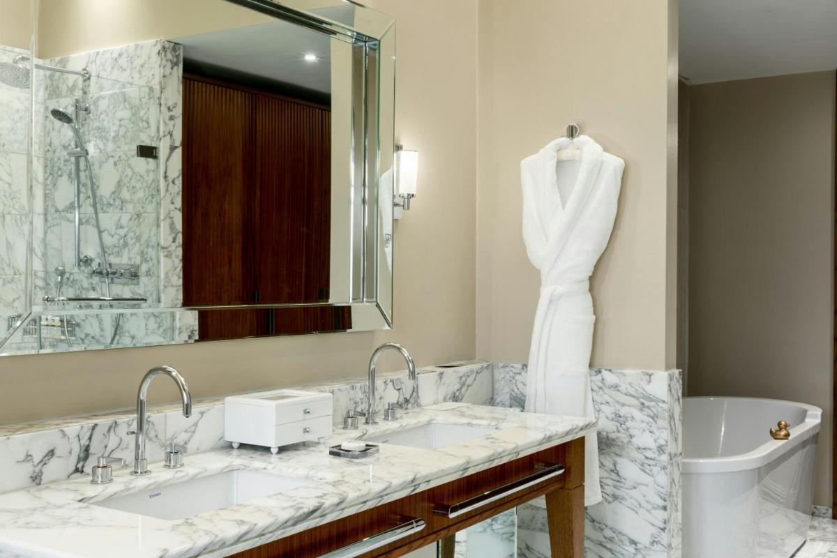 St Pancras London, Autograph Collection