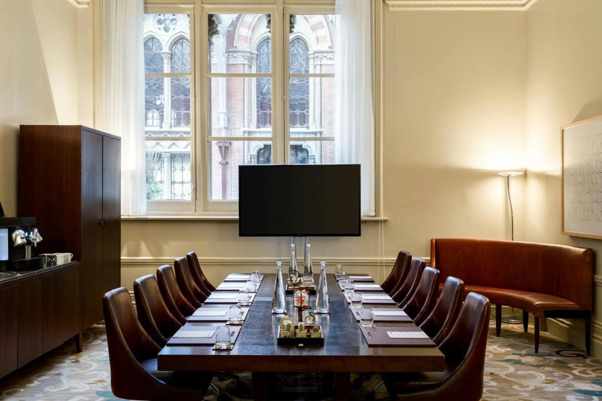 St Pancras London, Autograph Collection