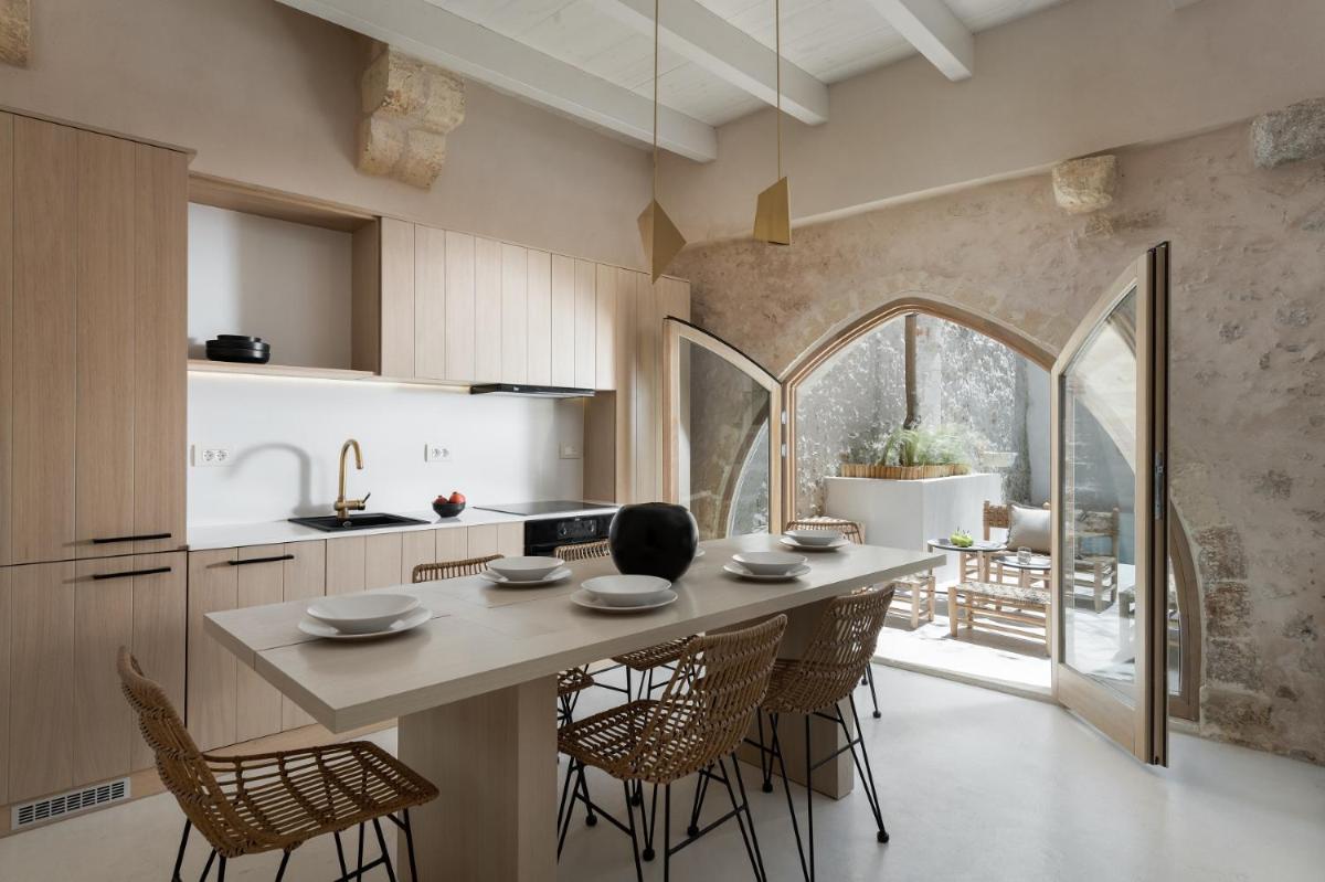Sutor Chic Manor