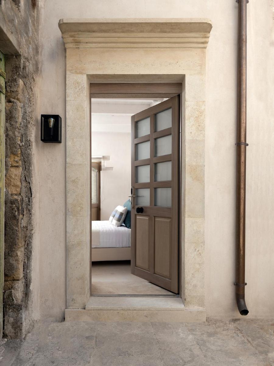 Sutor Chic Manor