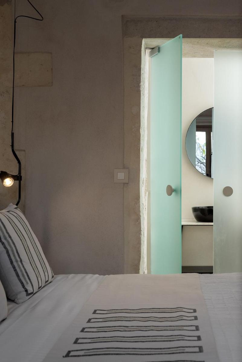 Sutor Chic Manor