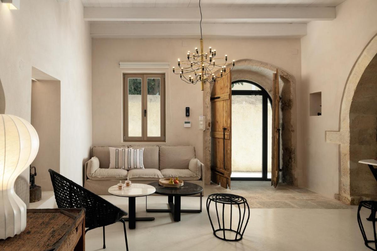 Sutor Chic Manor