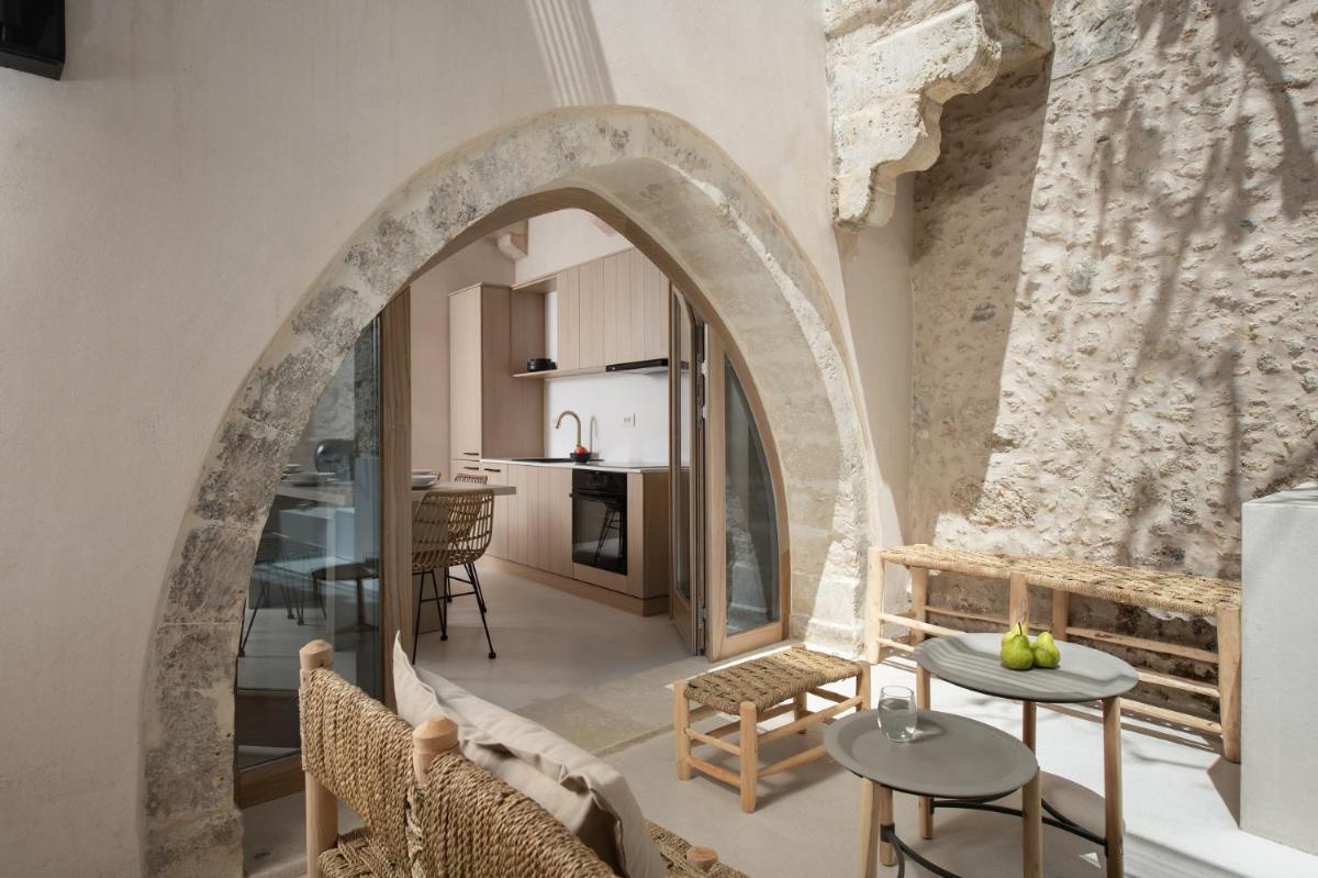 Sutor Chic Manor