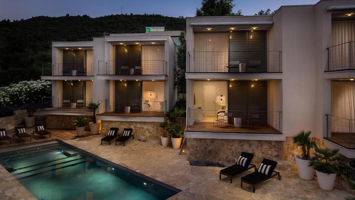 Tara's Lodge